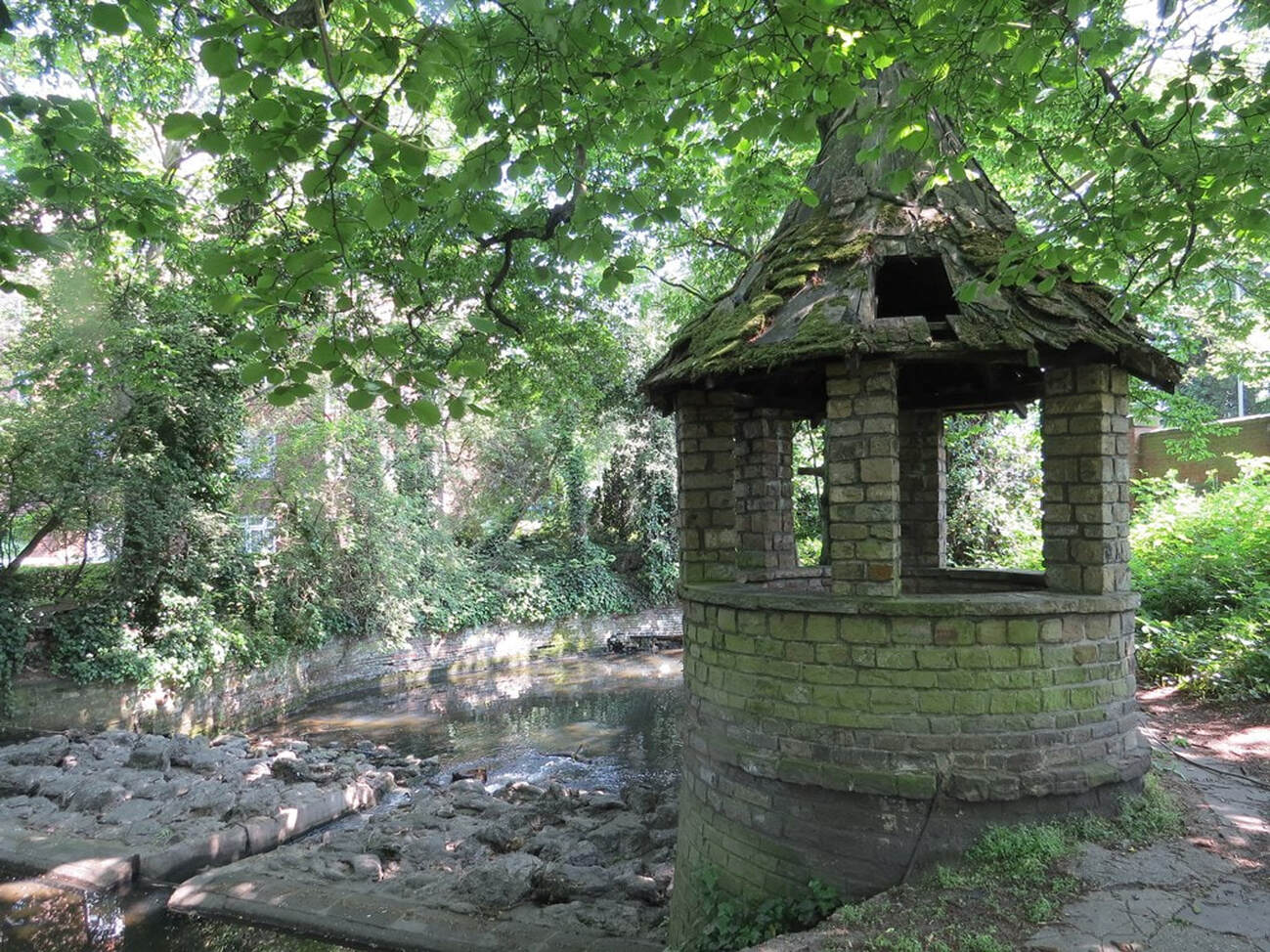 Picture of derelict round structures of Brent Bridge Hotel in Hendon beside the River Brent