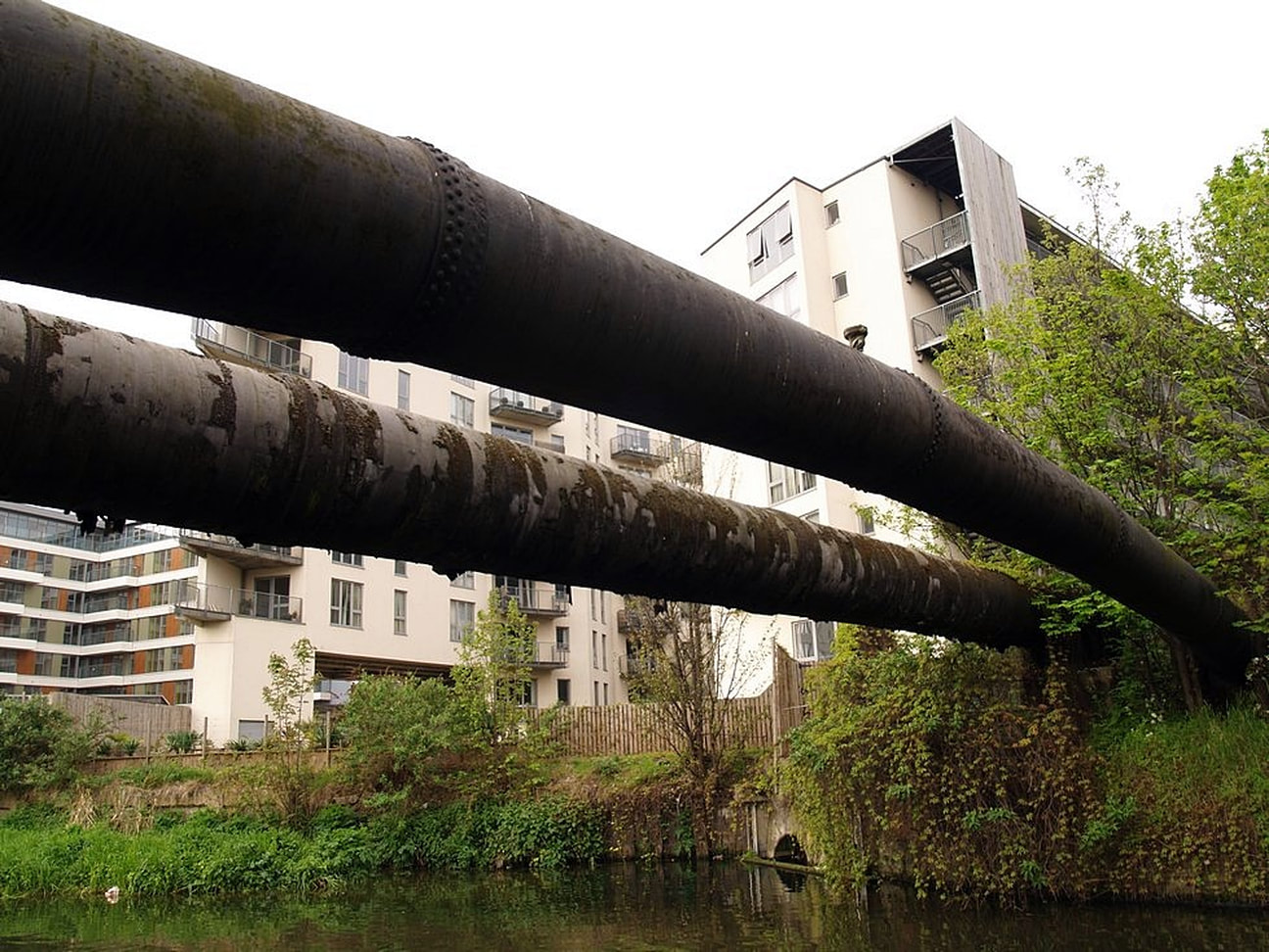 London's Lost Rivers - Hackney Brook's outfall into the River Lea near Old Ford Lock can be seen by way of a small arch while the main sewer network crosses overhead.
