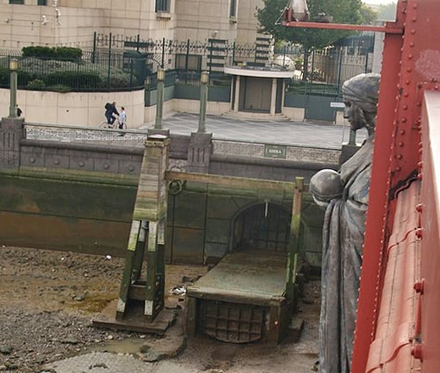 Outfall of The River Effra beside Vauxhall Bridge under the M16 building