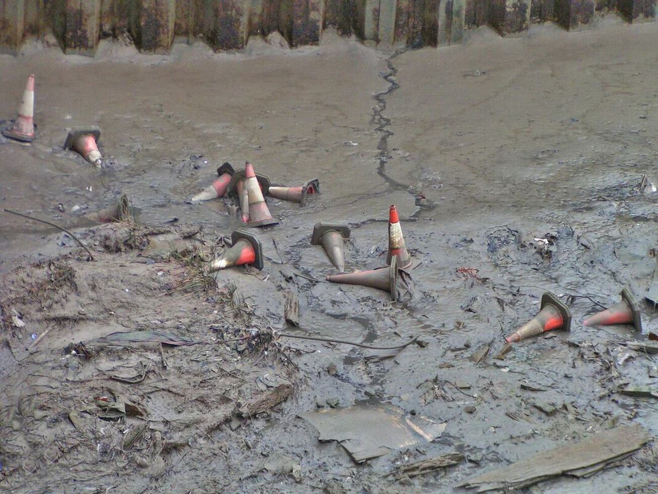 Picture of traffic cones in the mud of the tidal River Lea (Bow Creek) at Canning Town
