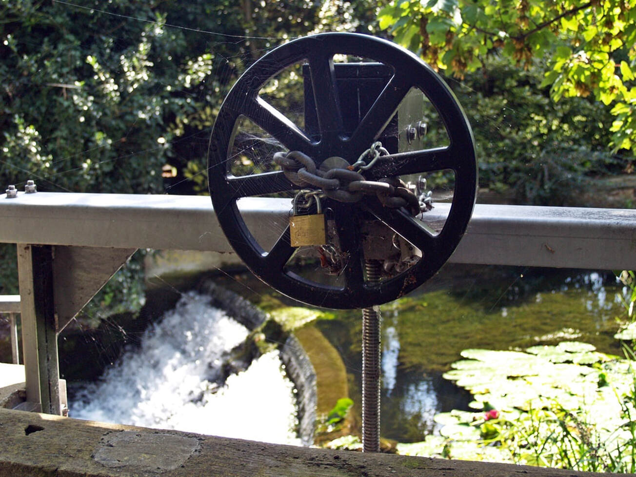 Picture of sluice at  Duke of Northumberland River in North Feltham 